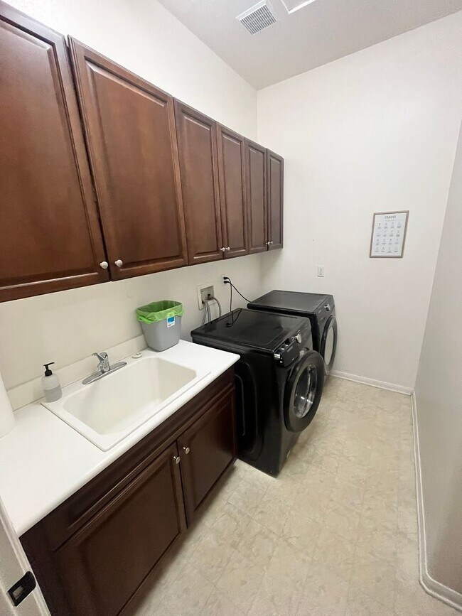Building Photo - Fully?Furnished 4?Bed?|?3?Bath Pool Home i...