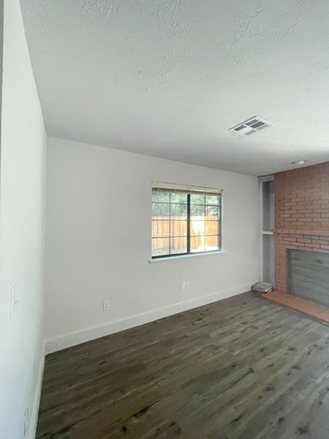 Building Photo - Darling Elk Grove Halfplex!