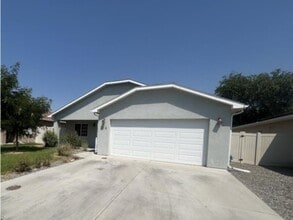Building Photo - Duplex Near CMU with New carpet