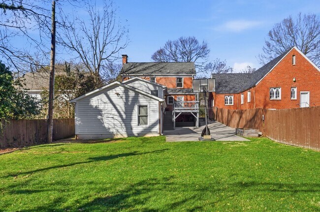 Building Photo - Historic Wesley Heights Home | Walkable to Uptown | 2 Primary Suites