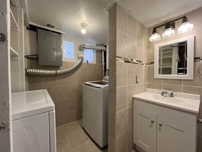 Building Photo - Bright and Welcoming Home with Modern Kitchen, Expansive Backyard & Flexible Living Space