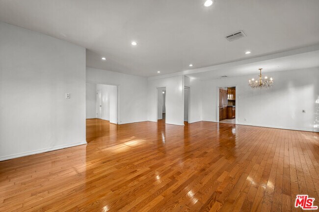 Building Photo - 922 S Bundy Dr