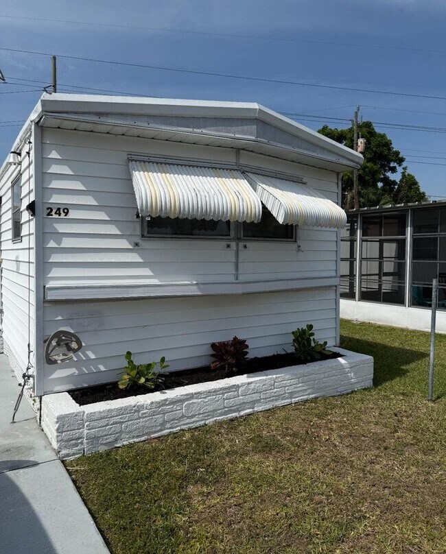 Building Photo - **FIRST MONTHS RENT FREE** 2 Bedroom Mobile home with Spacious yard!