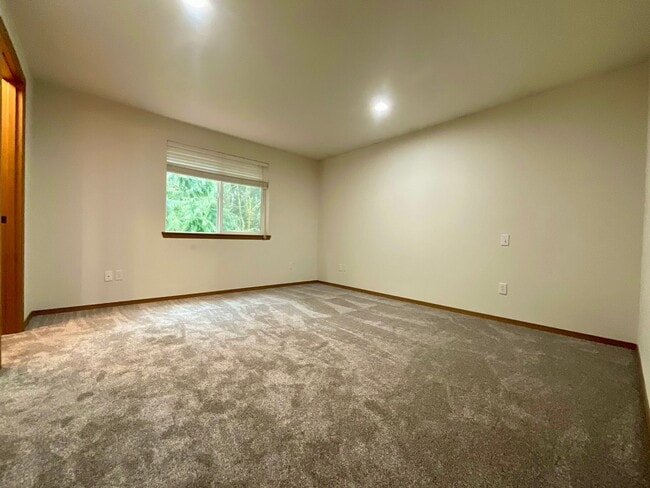 Building Photo - Beautiful 3 Bedroom, 2.5 Bath Home in Gated Clearwood Community!