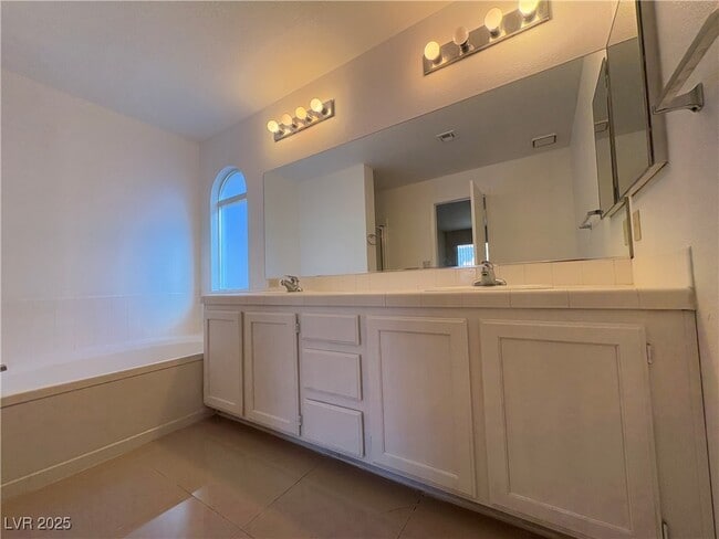 Building Photo - 924 Carmel Shrs Dr