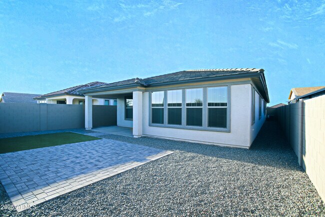 Building Photo - 879 W Finch Dr