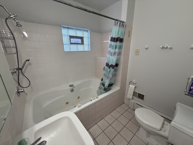 Building Photo - 4844 W Montrose Ave