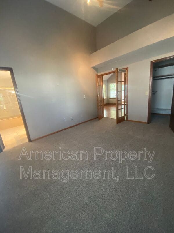 Building Photo - 4729 S Ironwood Ave