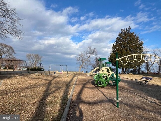 Building Photo - 1217 Hilltop Dr