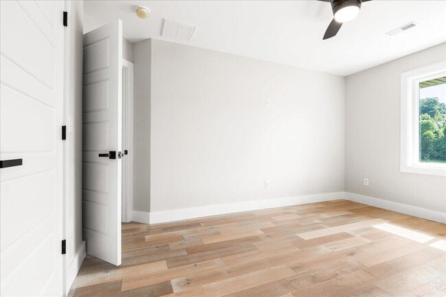 Building Photo - 145 Crooked Creek Dr