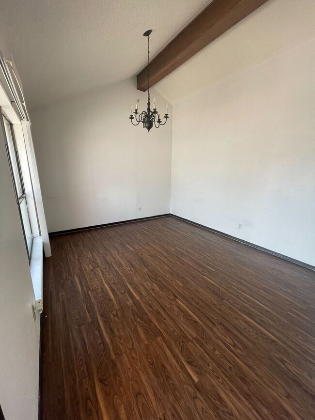 Building Photo - BEAUTIFUL EASTSIDE HOME