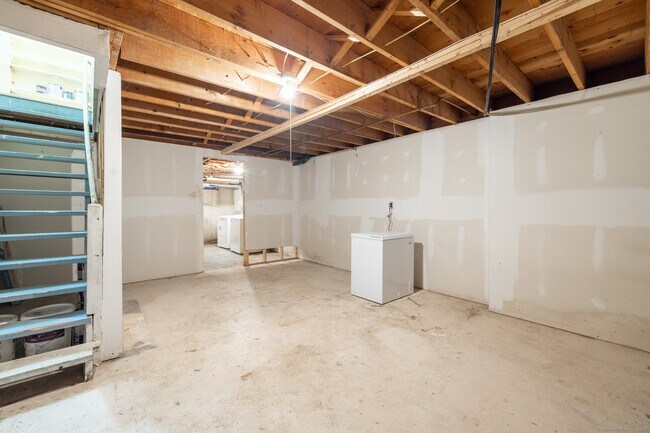 Building Photo - 861 S Main St