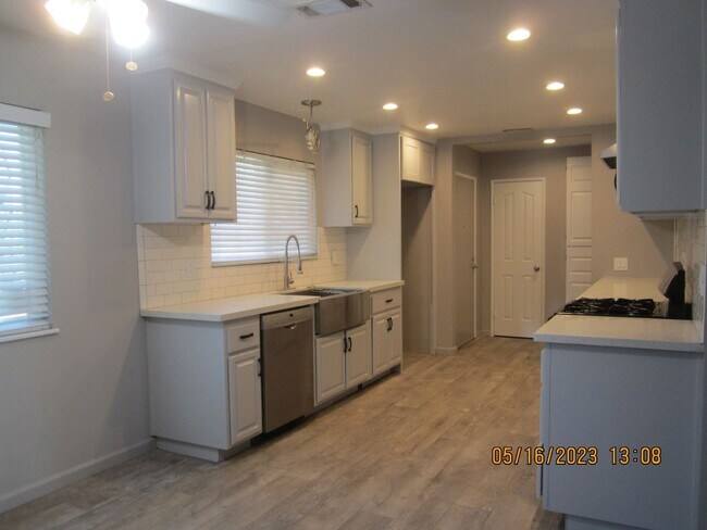 Building Photo - 4 br, 2 bath House - 1510 HIGHRIDGE