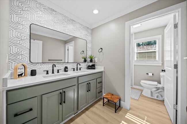 Building Photo - 103 Poinsettia Dr