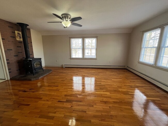Building Photo - 5-Bedroom Farmhouse North of Middlebury in Middlebury School District