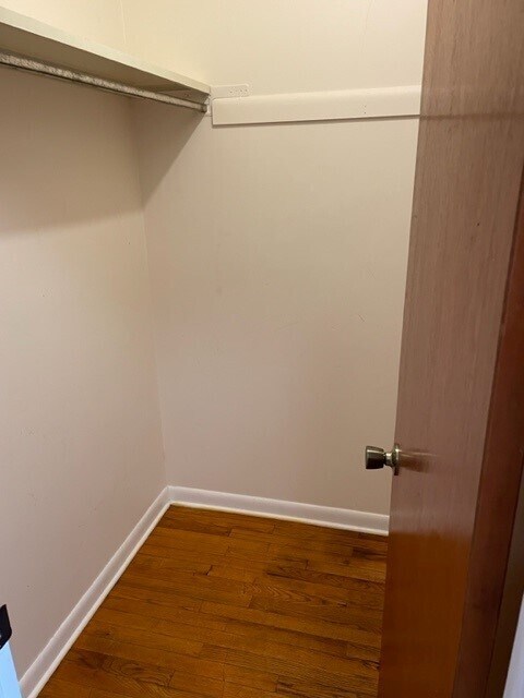 Building Photo - 915 Country Club Dr