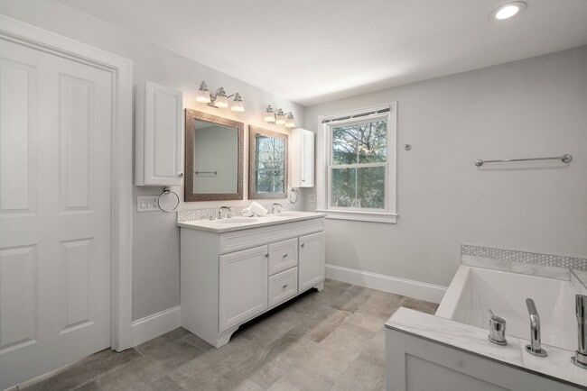 Building Photo - 150 Country Club Rd