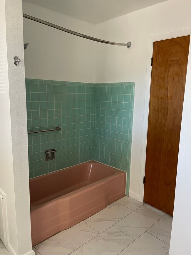 Building Photo - Open floorplan/Huge yard/Lots of Storage/Fireplace