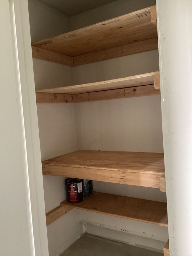 Building Photo - Welcome Home to Comfort & Convenience in E...
