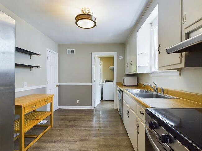 Building Photo - "Charming 3-Bed Richmond Retreat on Three Chopt Rd!"