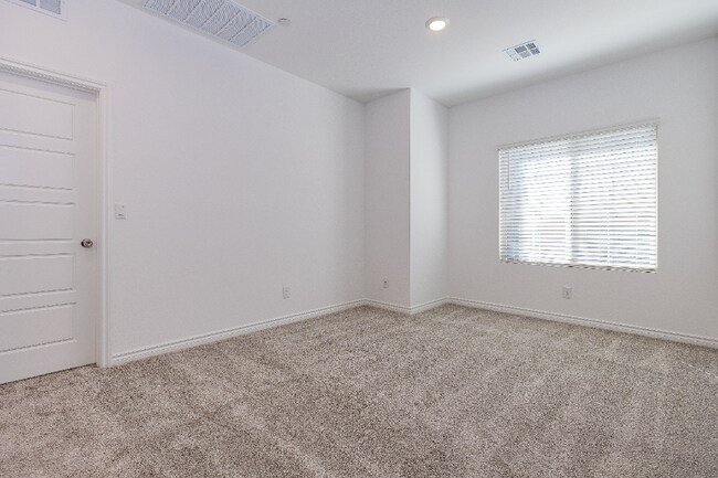 Building Photo - 600 N Carriage Hill Dr