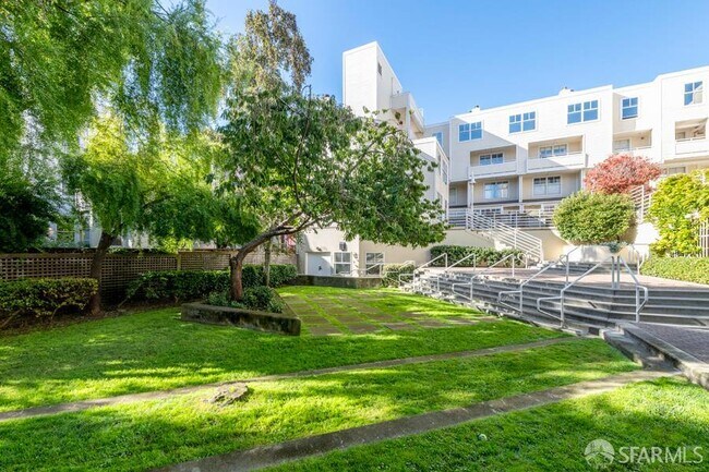 Building Photo - 2075 Sutter St