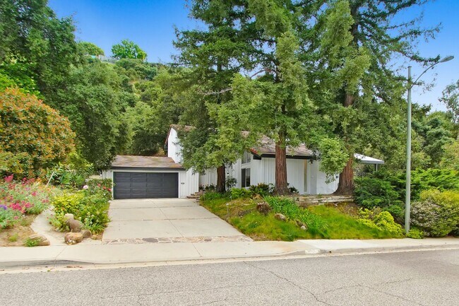 Building Photo - Rent this Beautiful 5 BEDROOM HOME NOW!