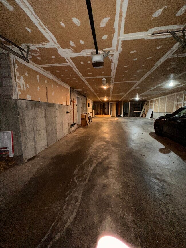 Oversized garage - 445 Clara Ave