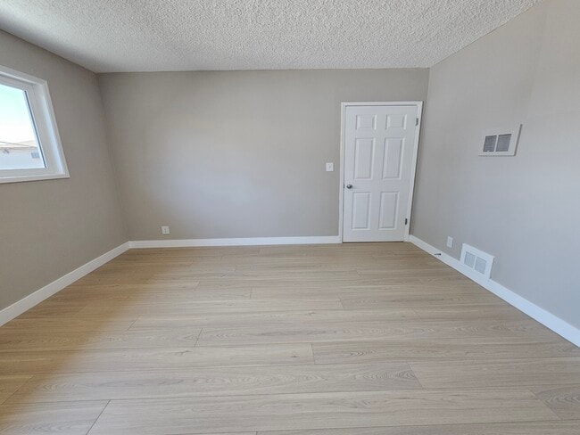 Building Photo - 14037 Oxnard St
