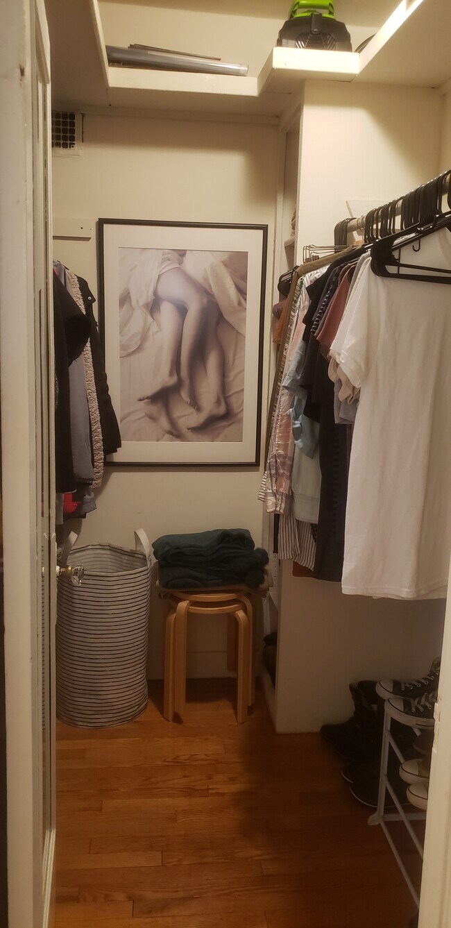 Building Photo - 519 W Brompton Ave