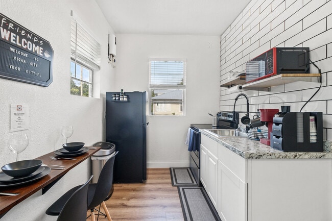 Building Photo - 911 E 23rd Ave