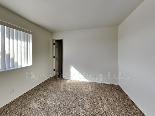 Building Photo - 3420 Ottawa Dr