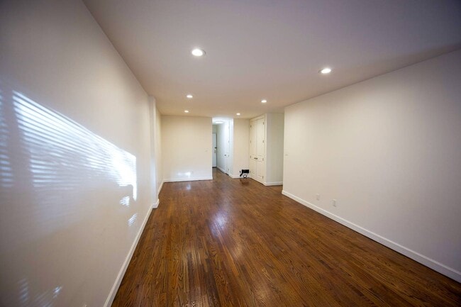 Building Photo - 2 Spruce St