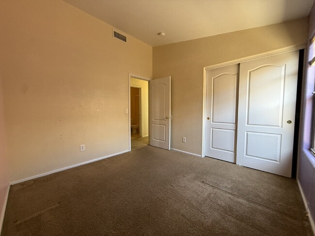 Building Photo - "Charming 3-Bed, 2-Bath in the beautiful Crystal Gardens Lake Community  – Your Perfect Home Awai...