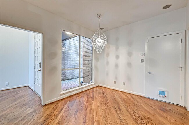 Building Photo - 1551 Cortlandt St