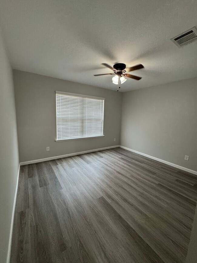 Building Photo - Beautiful Spacious 4 Bedroom Home