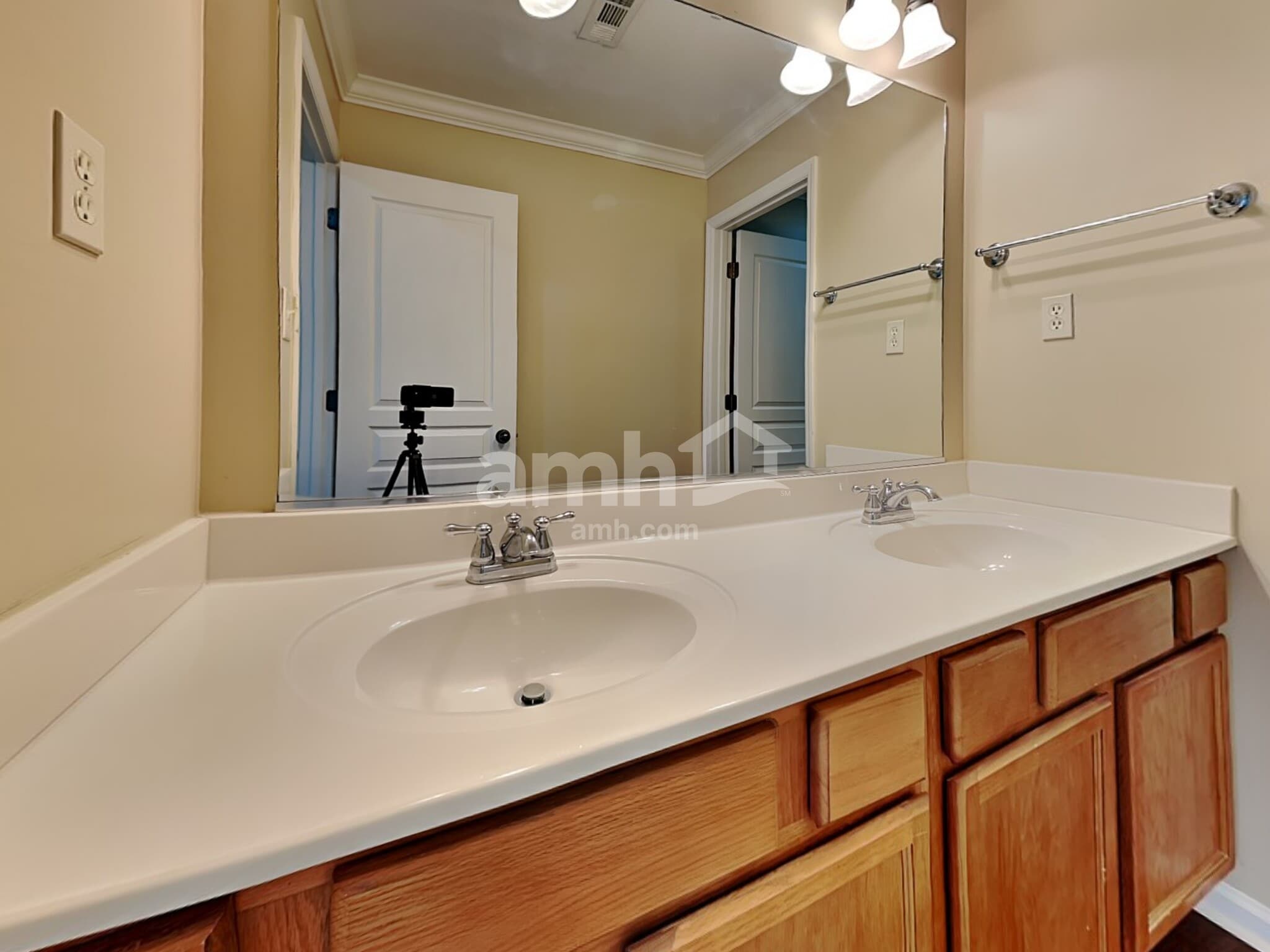 Building Photo - 2824 Ashridge Rd