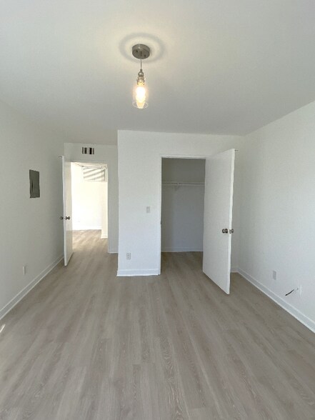 Building Photo - 465 Oak St