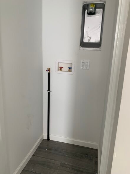 Washer/Dryer Hookup - 1484 E 8th St