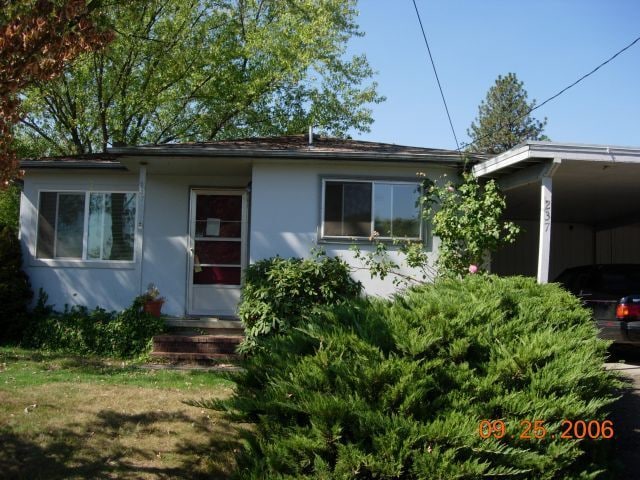 Building Photo - 3-Bedroom, 2-Bathroom with 2 car Carport in Sutherlin