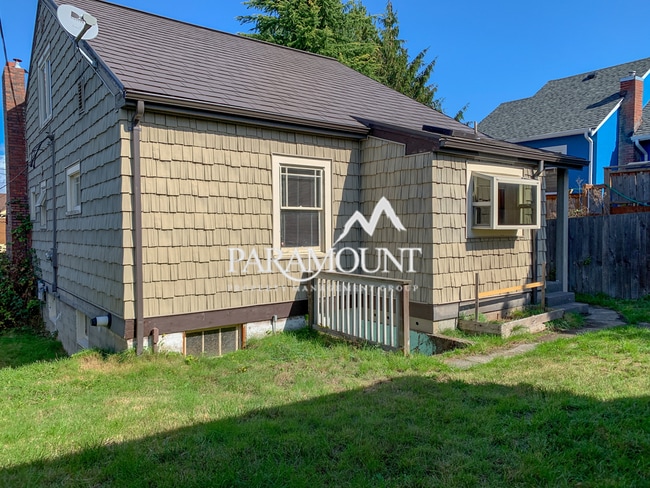 Building Photo - 3 Bedroom with Detached Garage and Office!