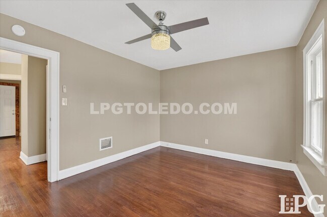 Building Photo - 2041 Loxley Rd