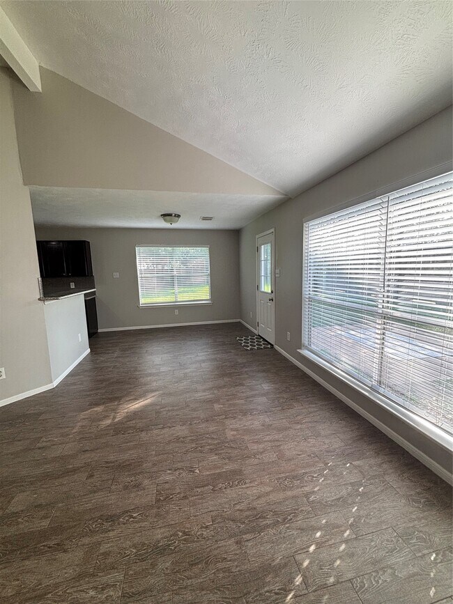 Building Photo - 1702 Oak Ridge Dr