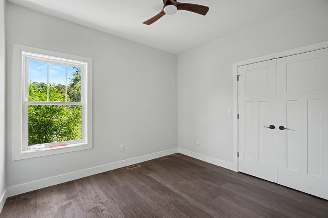 Building Photo - 405 E Larmon St