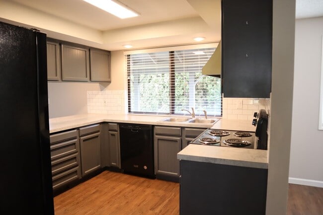 Building Photo - 10111 NE Tanglewood Dr