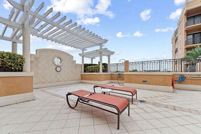 Building Photo - 511 Lucerne Ave