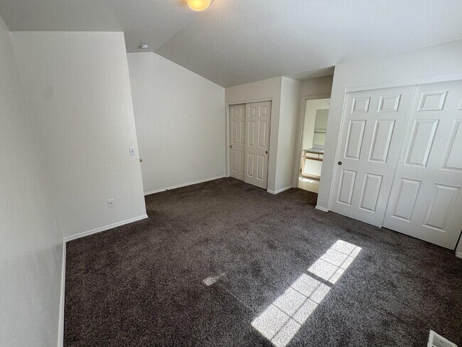 Building Photo - 3 bedroom, 2.5 bath Townhouse