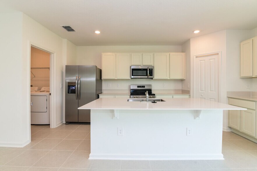 Building Photo - 4636 Hikers Dr