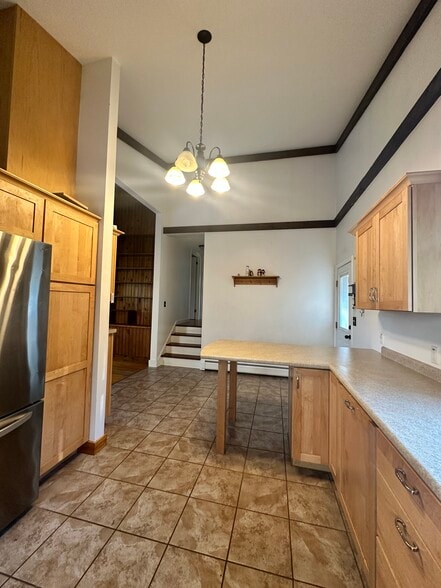 Kitchen, Main Entrance, stairs to bedrooms and main bathroom - 142 Bunker Hill Cir