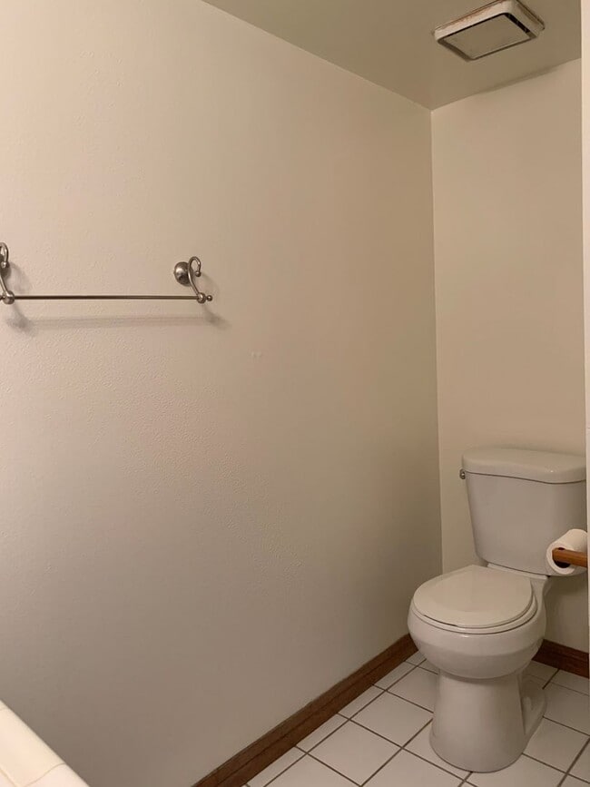 Building Photo - Los Caballeros #008